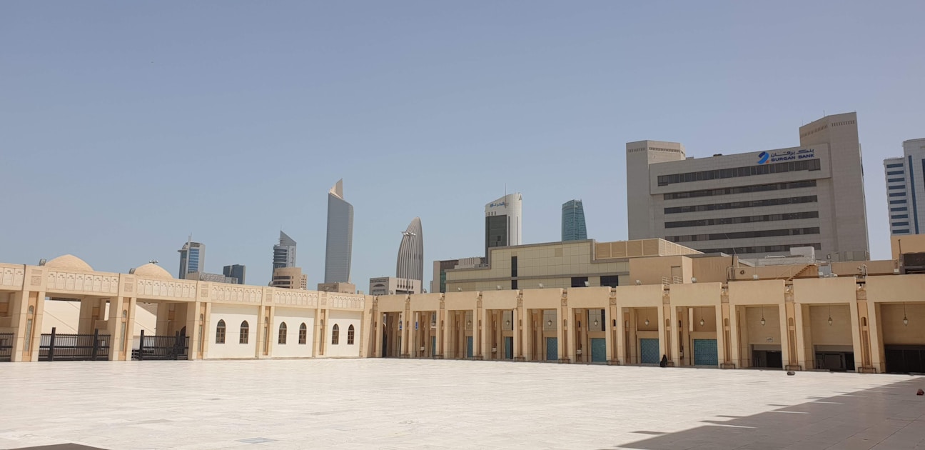 a large building with many windows